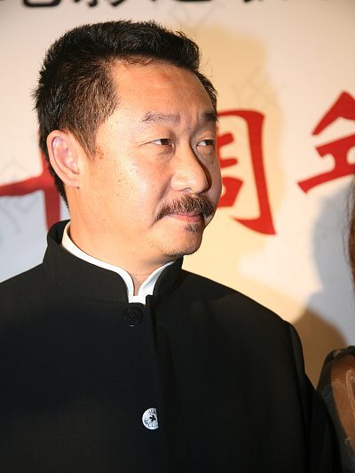 电视剧《三国演义》中许贡三门客的扮演者是吴刚;王刚;刘桦.